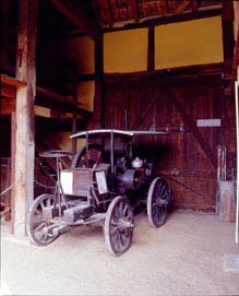 Lokomobile in der Scheune